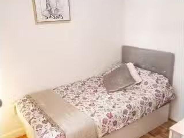 Se alquila habitación en piso de 5 habitaciones en Madrid