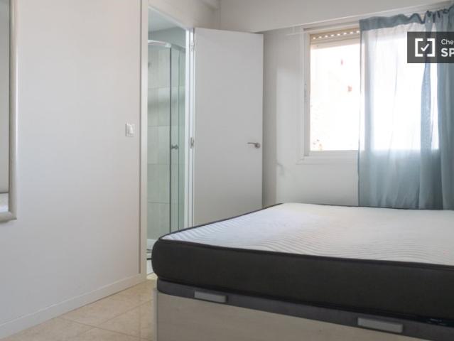 Habitación en piso compartido de 5 habitaciones en alquiler en Vallecas, Madrid