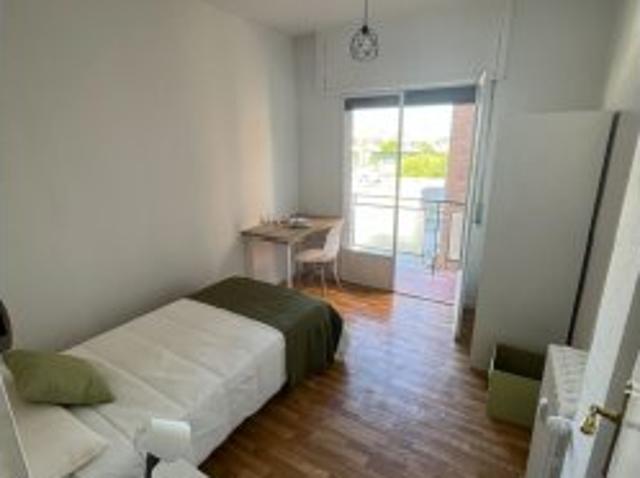 Se alquila habitación en piso de 5 habitaciones en Madrid