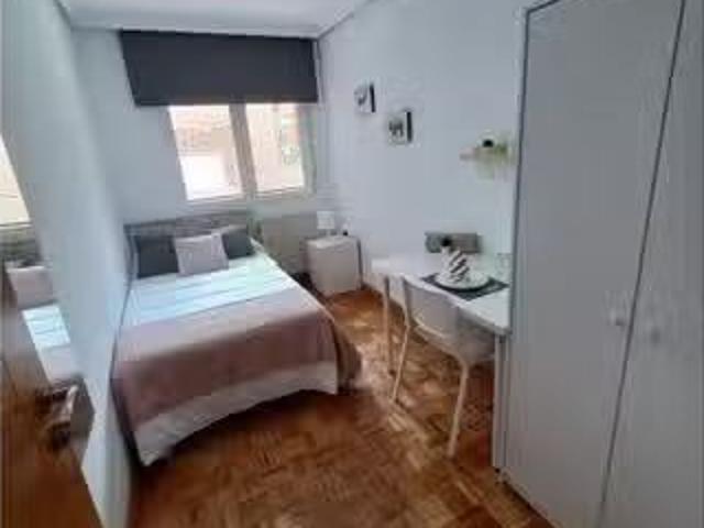 Se alquila habitación en piso de 5 habitaciones en Madrid
