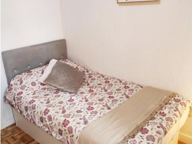 Se alquila habitación en piso de 5 habitaciones en Madrid