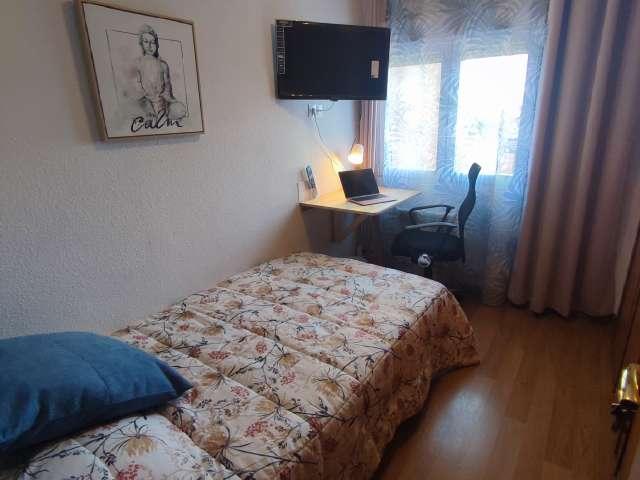 Se alquila habitación en piso de 5 habitaciones en Madrid