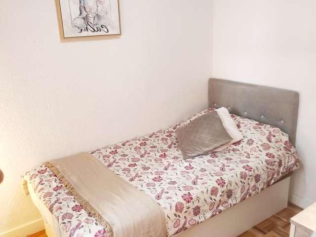 Se alquila habitación en piso de 5 habitaciones en Madrid