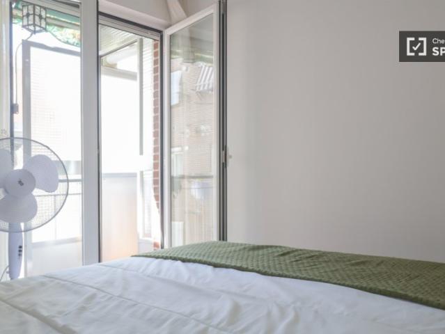 Se alquila habitación en piso de 5 habitaciones en Madrid