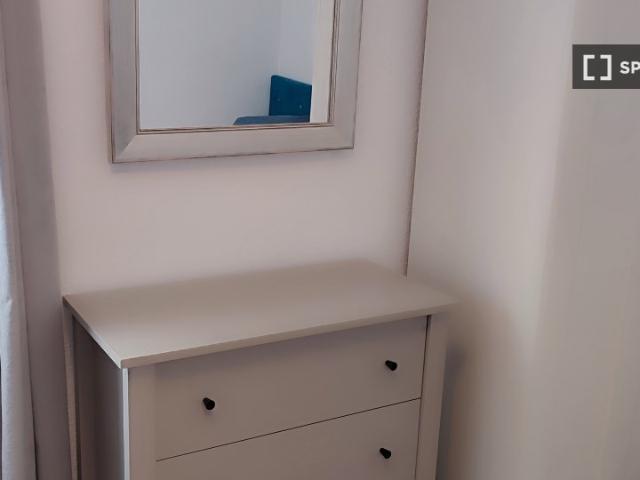 Se alquila habitación en piso de 5 habitaciones en Madrid