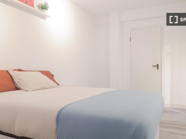 Se alquila habitación en piso de 5 habitaciones en Madrid