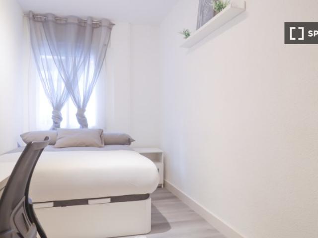 Se alquila habitación en piso de 5 habitaciones en Madrid