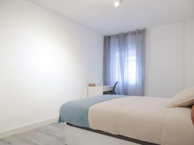 Se alquila habitación en piso de 5 habitaciones en Madrid