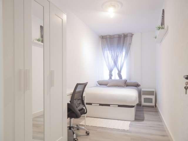 Se alquila habitación en piso de 5 habitaciones en Madrid