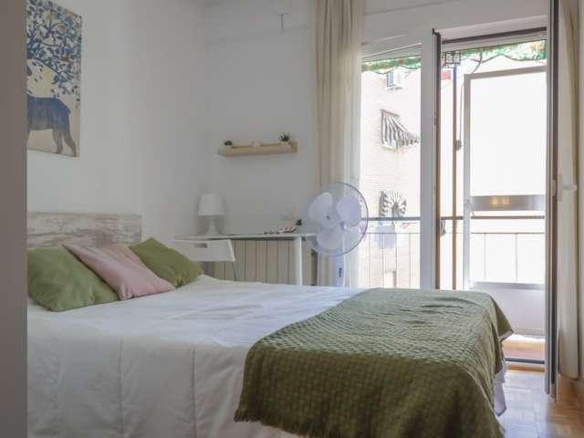 Se alquila habitación en piso de 5 habitaciones en Madrid
