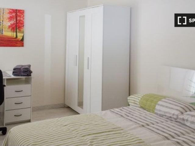 Se alquila habitación en piso de 5 habitaciones en Oviedo
