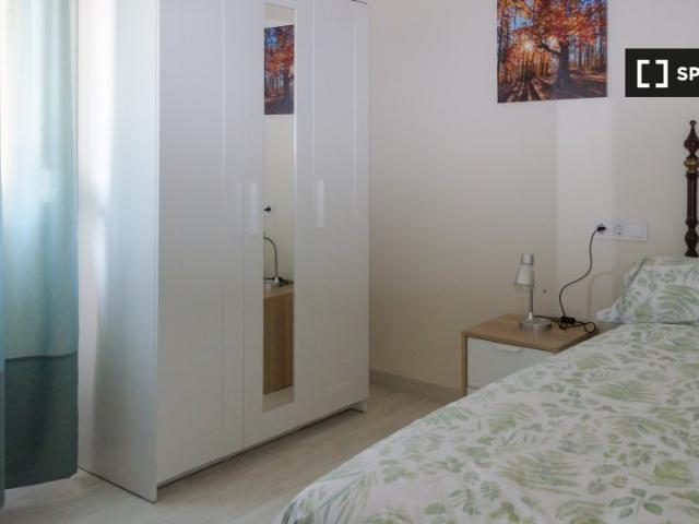 Se alquila habitación en piso de 5 habitaciones en Oviedo