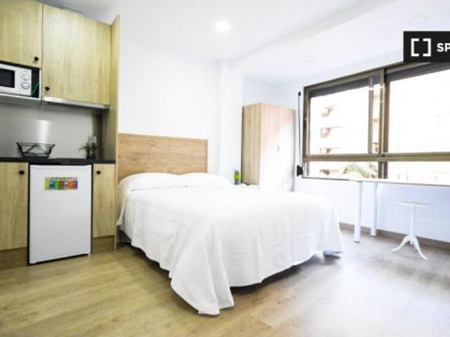 Se alquila habitación en piso de 5 habitaciones en Patraix