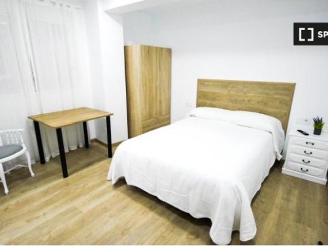 Se alquila habitación en piso de 5 habitaciones en Patraix