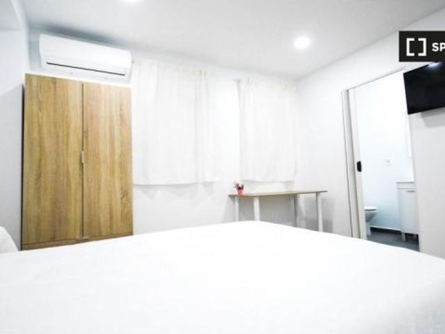 Se alquila habitación en piso de 5 habitaciones en Patraix