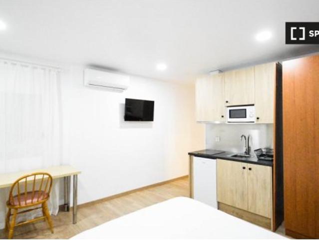 Se alquila habitación en piso de 5 habitaciones en Patraix