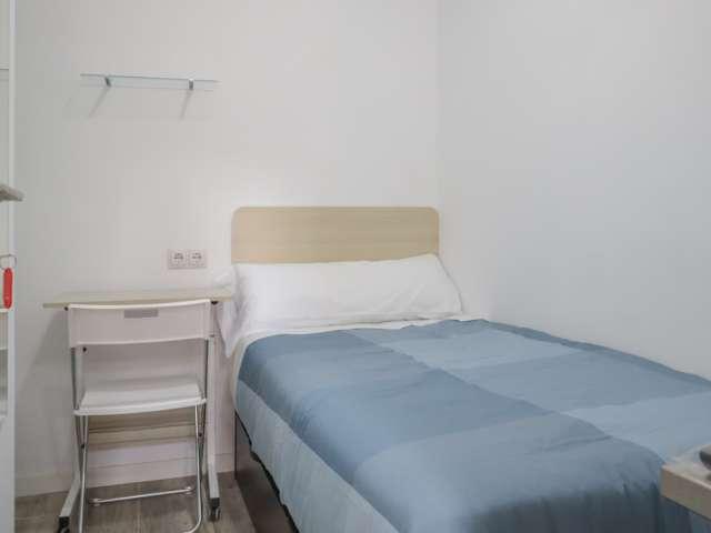 Se alquila habitación en piso de 5 habitaciones en Portazgo, Madrid
