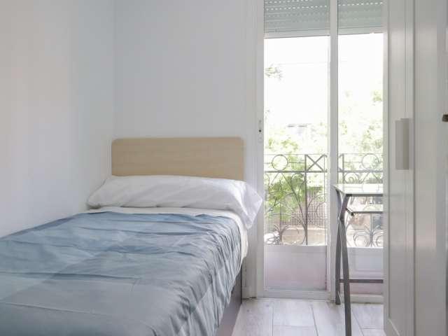 Se alquila habitación en piso de 5 habitaciones en Portazgo, Madrid