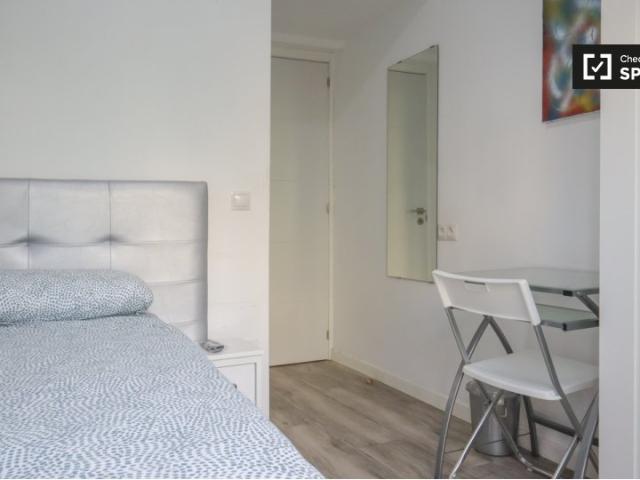 Se alquila habitación en piso de 5 habitaciones en Portazgo, Madrid