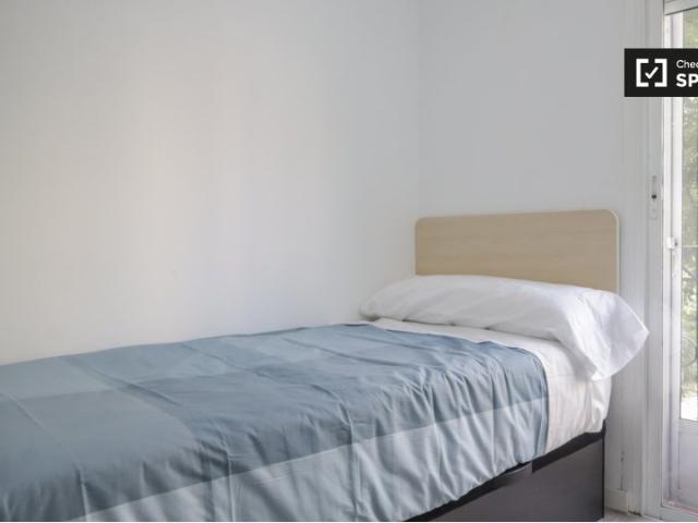 Se alquila habitación en piso de 5 habitaciones en Portazgo, Madrid