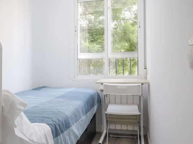Se alquila habitación en piso de 5 habitaciones en Portazgo, Madrid