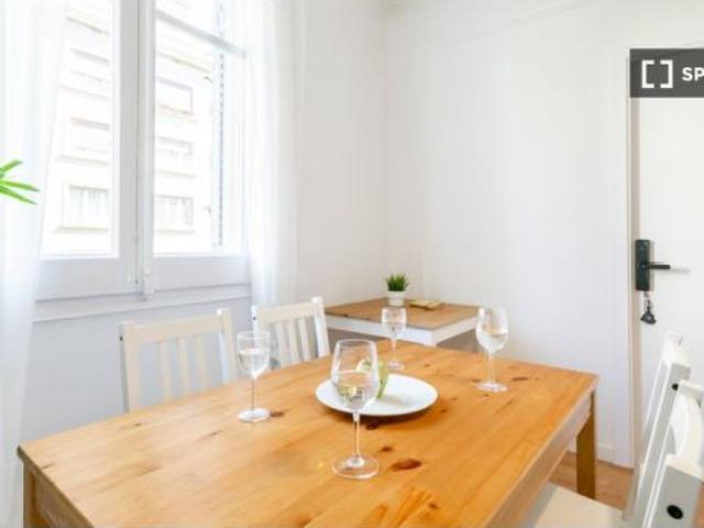 Se alquila habitación en piso de 5 habitaciones en Sant Pau, Barcelona