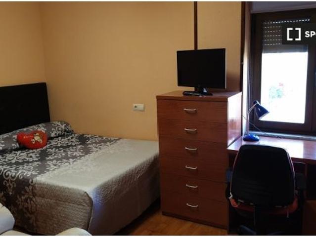 Se alquila habitación en piso de 5 habitaciones en Salamanca Mujeres