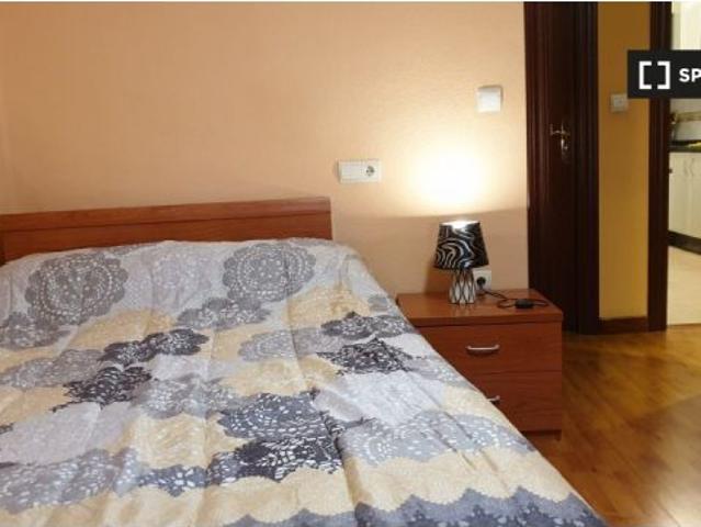 Se alquila habitación en piso de 5 habitaciones en Salamanca Mujeres