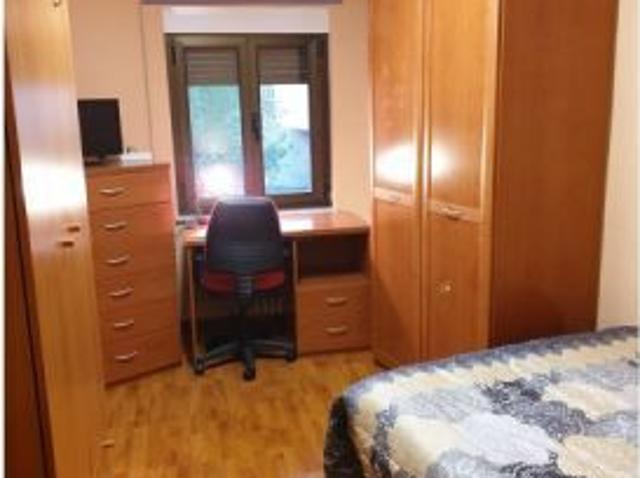 Se alquila habitación en piso de 5 habitaciones en Salamanca Mujeres