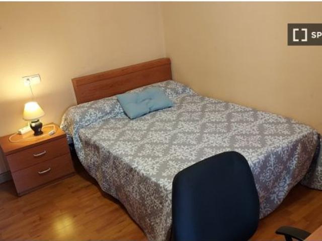 Se alquila habitación en piso de 5 habitaciones en Salamanca Mujeres
