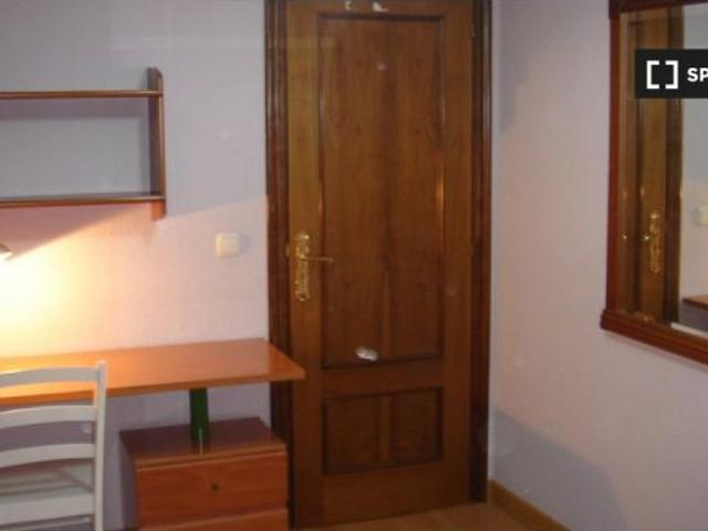Se alquila habitación en piso de 5 habitaciones en Salamanca Mujeres
