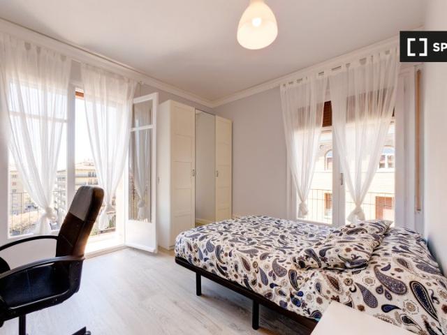 Se alquila habitación en piso de 6 dormitorios en Plaza San Francisco
