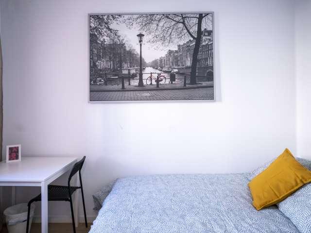 Se alquila habitación en piso de 6 habitaciones en Valencia
