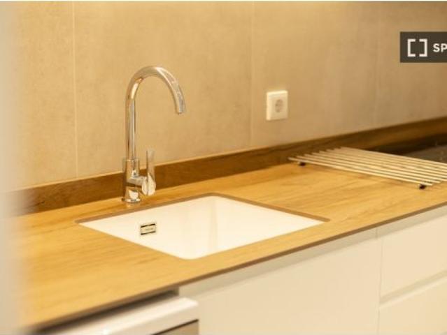 Se alquila habitación en piso de 6 habitaciones en Valencia
