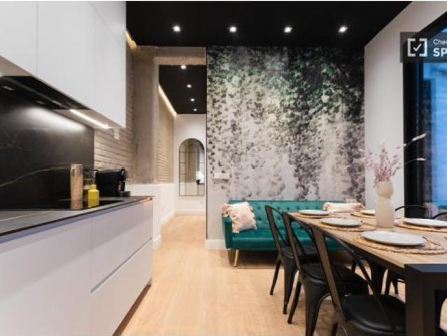 Se alquila habitación en piso de 6 habitaciones en Valencia