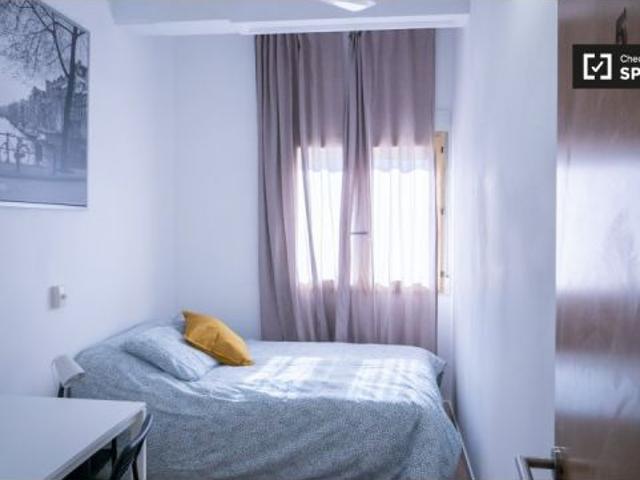 Se alquila habitación en piso de 6 habitaciones en Valencia