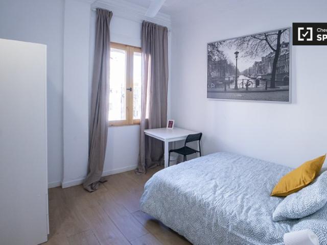 Se alquila habitación en piso de 6 habitaciones en Valencia