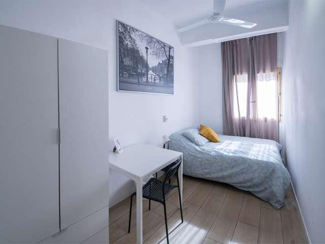 Se alquila habitación en piso de 6 habitaciones en Valencia