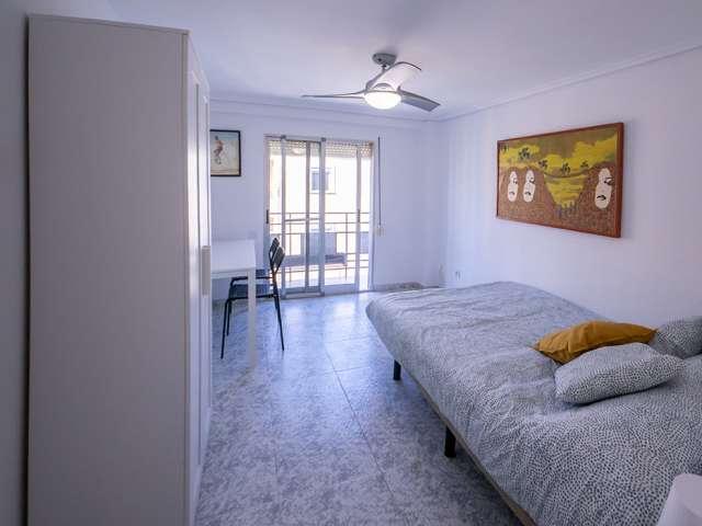 Se alquila habitación en piso de 6 habitaciones en Valencia