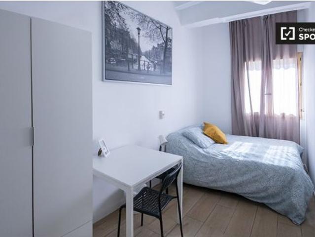 Se alquila habitación en piso de 6 habitaciones en Valencia
