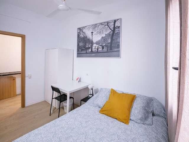 Se alquila habitación en piso de 6 habitaciones en Valencia