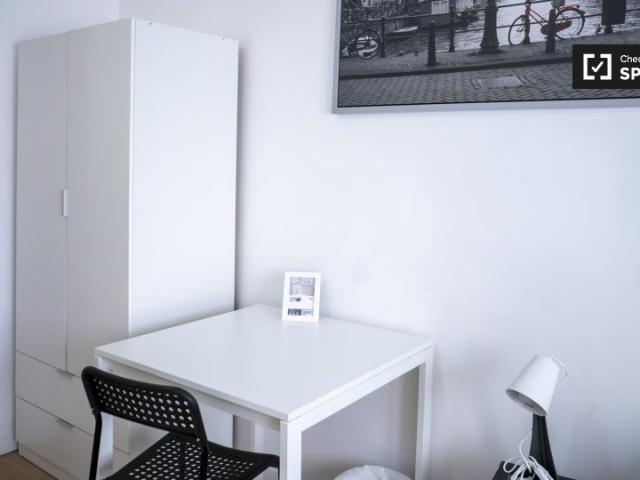 Se alquila habitación en piso de 6 habitaciones en Valencia