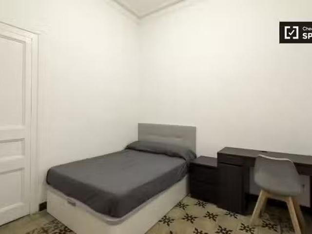 Se alquila habitación en piso de 6 habitaciones en Barcelona