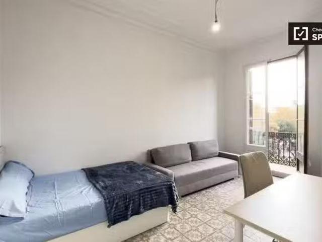 Se alquila habitación en piso de 6 habitaciones en Barcelona