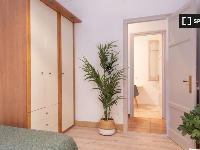 Se alquila habitación en piso de 6 habitaciones en Barcelona