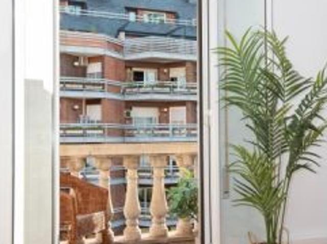 Se alquila habitación en piso de 6 habitaciones en Barcelona