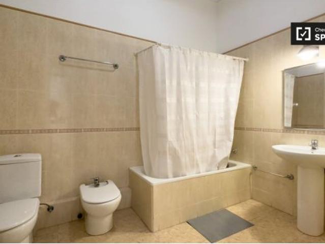 Se alquila habitación en piso de 6 habitaciones en Barcelona