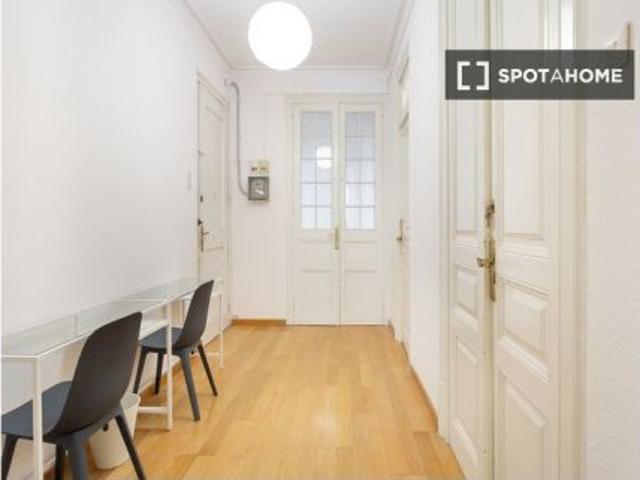Se alquila habitación en piso de 6 habitaciones en Barcelona