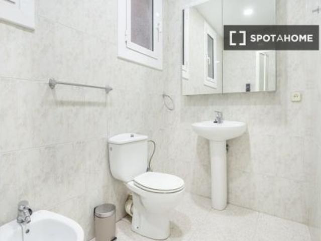 Se alquila habitación en piso de 6 habitaciones en Barcelona