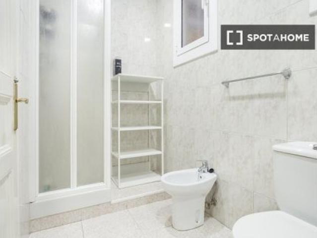 Se alquila habitación en piso de 6 habitaciones en Barcelona